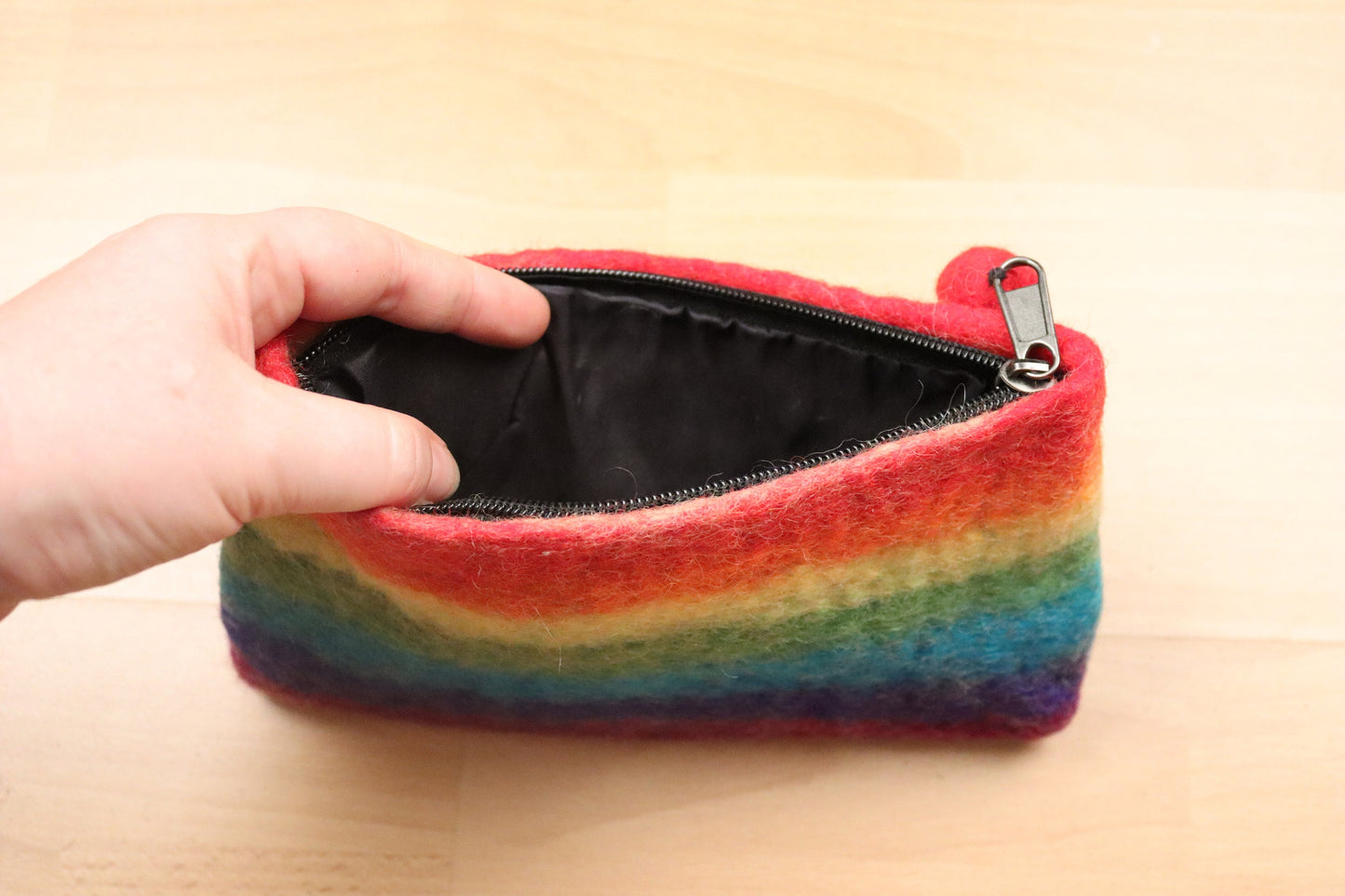 Monedero de fieltro arcoíris